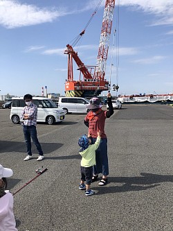 釣竿は振り回すと危ないです！！！の図